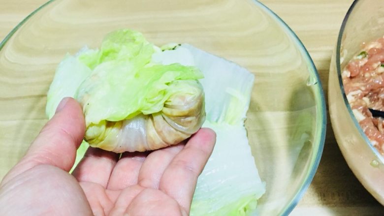 仪式感的宴席菜-莲花翡翠卷,从手的方向先卷一圈,再把两边的包进来