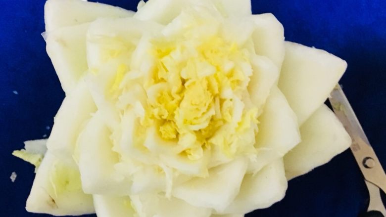 仪式感的宴席菜-莲花翡翠卷,到了中间花心的部分,可能不会剪的那么细致, 但只要保证花心的部分都是尖尖的就可以