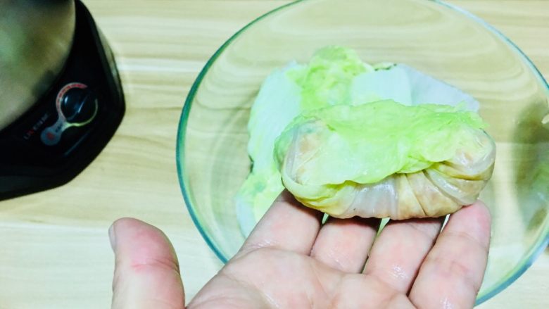 仪式感的宴席菜-莲花翡翠卷,反过来就是这样的,所以选大白菜的时候尽量选大一点的,这样包起来比较好包