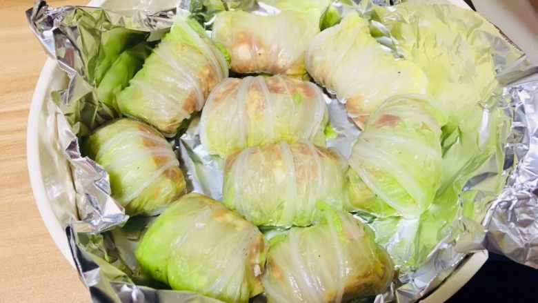 仪式感的宴席菜-莲花翡翠卷,都包好了以后放到蒸笼里,一般如果是家里吃的话七八个足够了,最重要的也是要看盘子,到底能装多少