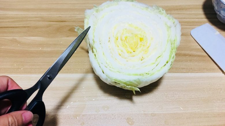 仪式感的宴席菜-莲花翡翠卷,接下来我们来做莲花,需要一把剪刀