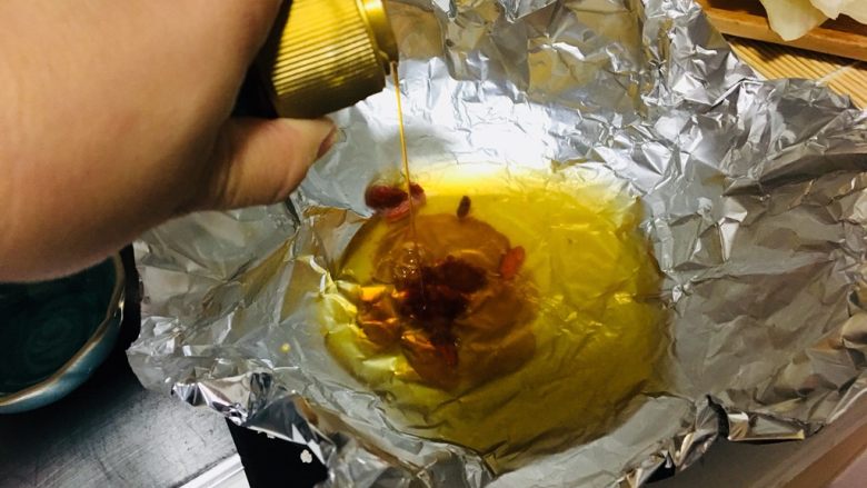 仪式感的宴席菜-莲花翡翠卷,倒入蒸鱼豉油,淋在白菜卷上开始拍照吧😄发挥你的想象力,用家里各种各样的盘子搭房子吧