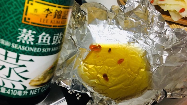 仪式感的宴席菜-莲花翡翠卷,先把新出锅的白菜卷放在盘子里,锡纸里的汤特别鲜😊所以不要倒掉