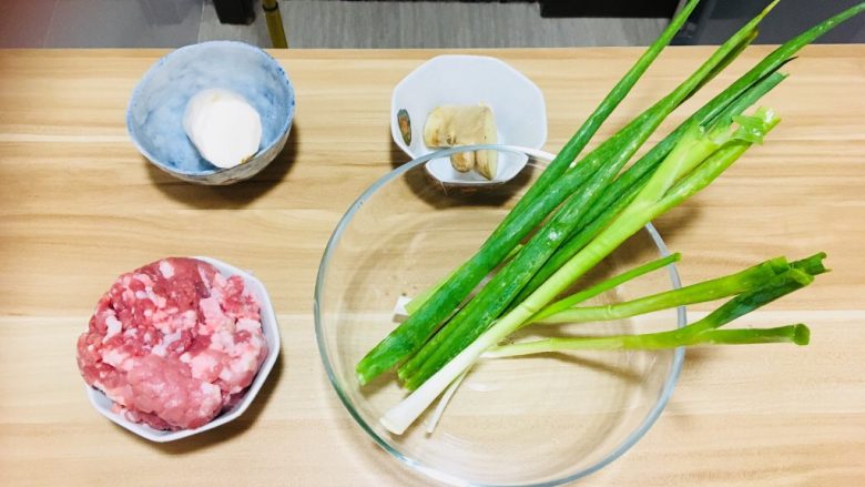 仪式感的宴席菜-莲花翡翠卷,因为馅料需要腌制,所以要先做