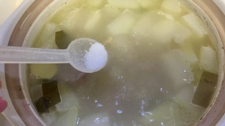 夏日消暑靓汤➕冬瓜海带排骨汤,根据个人口味,加入适量食盐调味