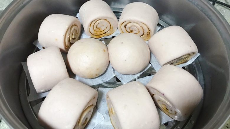 紫薯芋泥馒头,第三步:把面团揉成光滑均匀的状态。注意控制面团温度,约27度。如果面团温度过高,需要放入冰箱降温,避免<a style='color:red;display:inline-block;' href='/shicai/ 731'>酵母</a>提前工作。