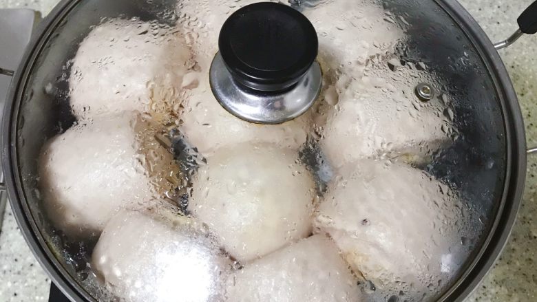 紫薯芋泥馒头,揉好的面团,静置10分钟,让紧绷的面筋得到舒展,有利于将面团擀成大面积片状。