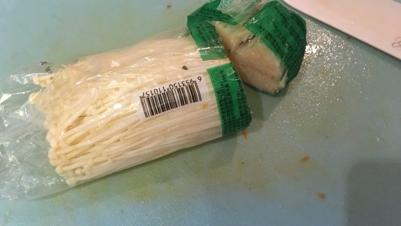 白酒厚切豬排,金针菇连袋子一起,切去尾部
