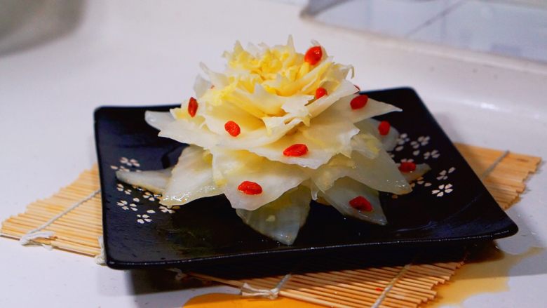 仪式感的宴席菜-莲花翡翠卷,放在正方形的盘子,黑色的或者深色的会特别突显这朵花