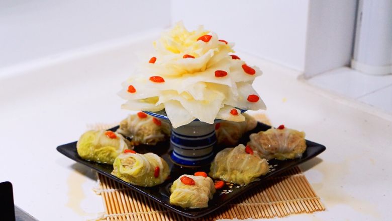 仪式感的宴席菜-莲花翡翠卷, 还有一种高脚盘,这种盘子底下就可以多放一点