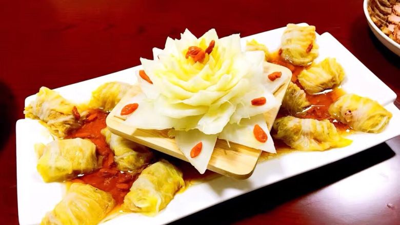 仪式感的宴席菜-莲花翡翠卷,这种就是大盘,我个人还是很喜欢大盘子,大气,哈哈哈