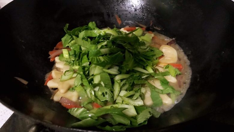 天天早餐不重样1203,水快干时,入小白菜,加盐。