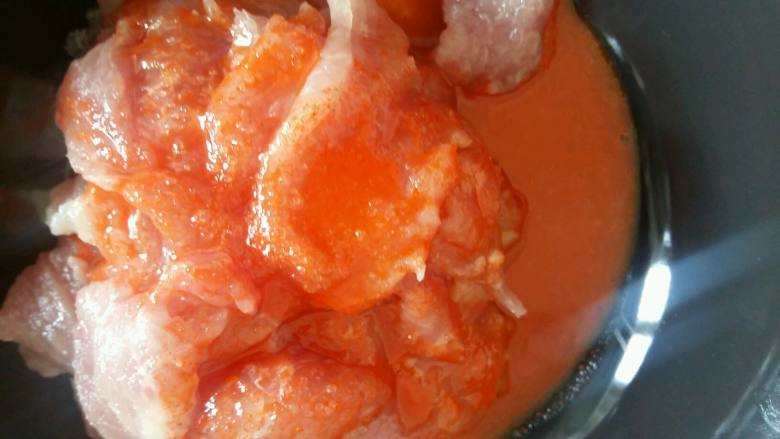 烧饼夹奥尔良烤肉,倒入猪肉中,搅拌均匀。