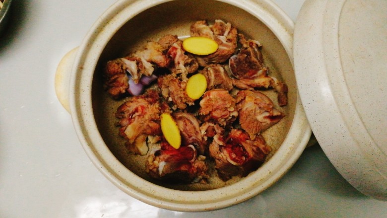 菌类料理+筒骨青蛾煲蟹味菇,把焯水过的肉放入砂锅,加姜片