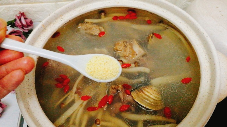 菌类料理+筒骨青蛾煲蟹味菇,最后加入<a style='color:red;display:inline-block;' href='/shicai/ 756'>鸡精</a>进行调味即可