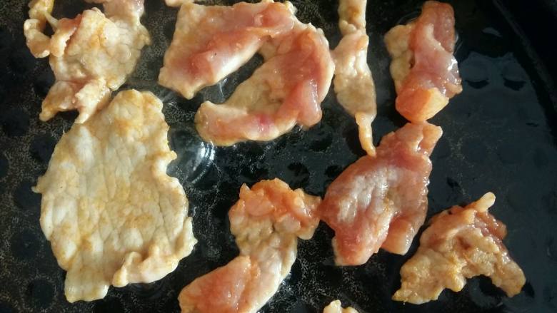 烧饼夹奥尔良烤肉,电饼铛刷油,放入腌制好的肉片。