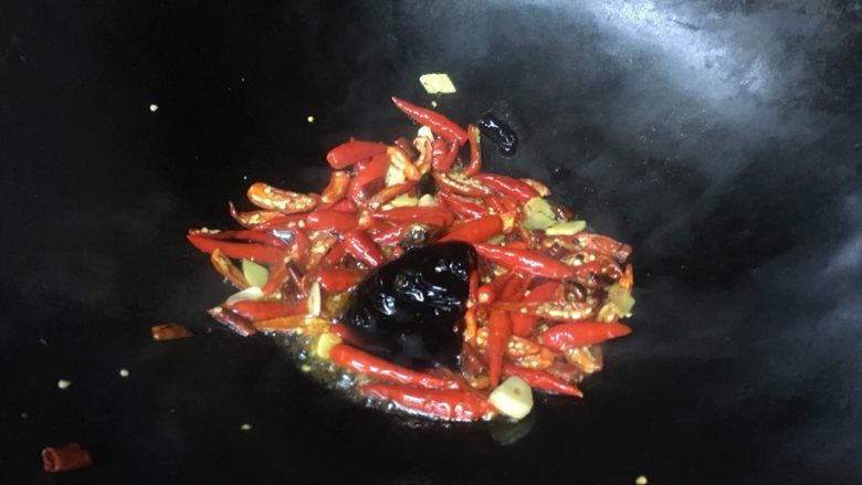 椒麻香辣虾,加入调味料
