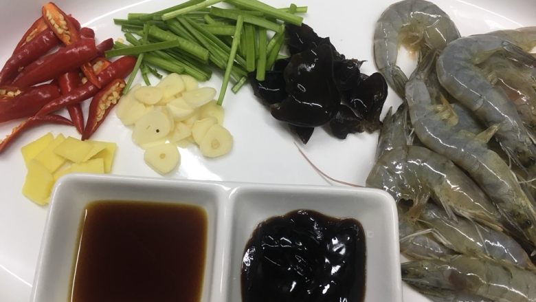 椒麻香辣虾,准备好主辅料与调味料备用如图