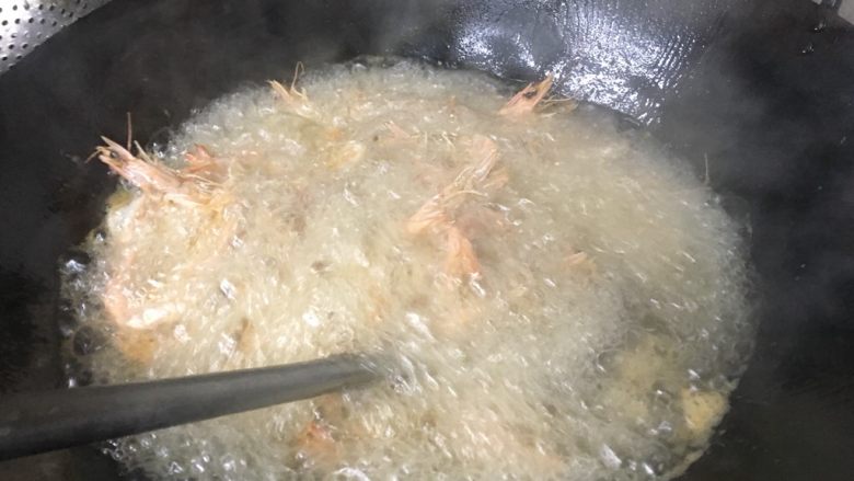 椒麻香辣虾,锅加油烧七成热加入洗好的虾