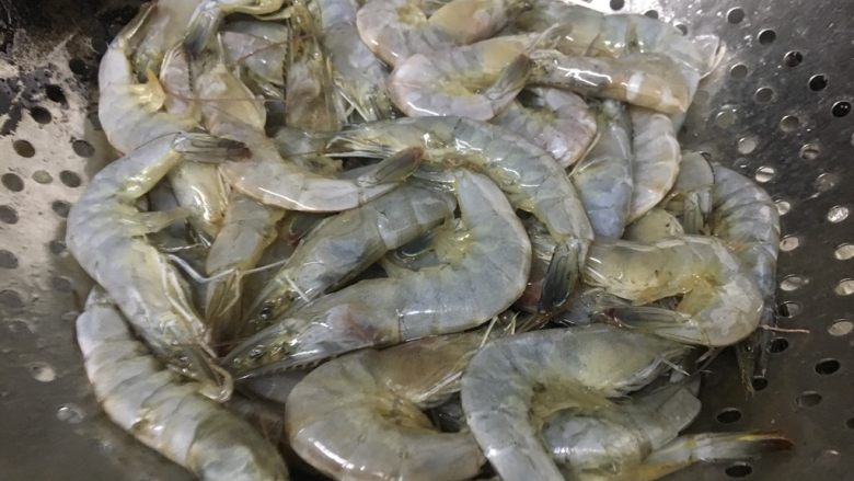 椒麻香辣虾,把虾洗净放漏勺备用