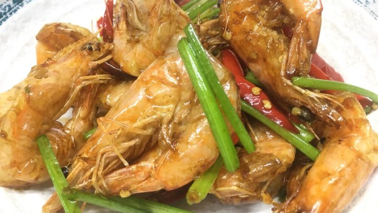 椒麻香辣虾,装入盘中:鲜香麻辣外酥里嫩:一个字好吃、你也试试吧。