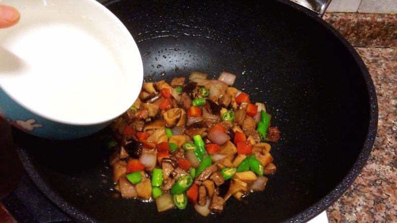 菌类料理+双菇烩牛肉,倒入淀粉水勾芡,翻炒1分钟出锅。