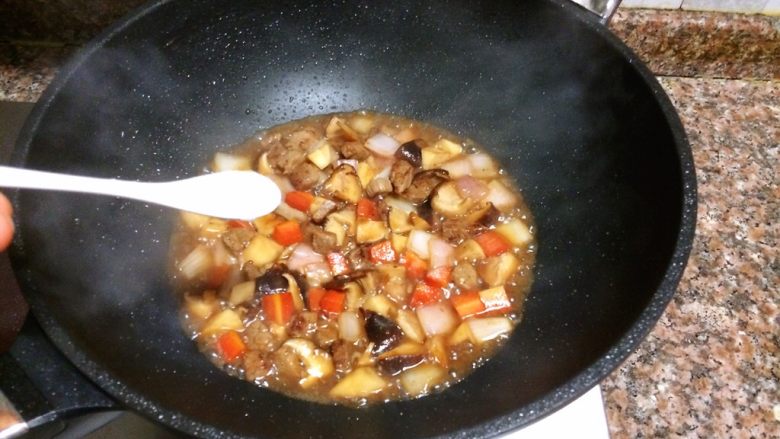 菌类料理+双菇烩牛肉,加入适量盐和<a style='color:red;display:inline-block;' href='/shicai/ 721'>蚝油</a>翻拌均匀,煮至汤汁浓稠。