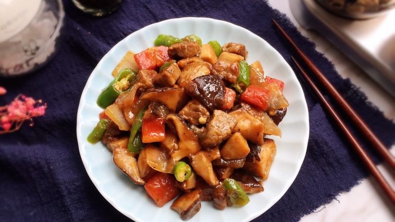 菌类料理+双菇烩牛肉,鲜美下饭!