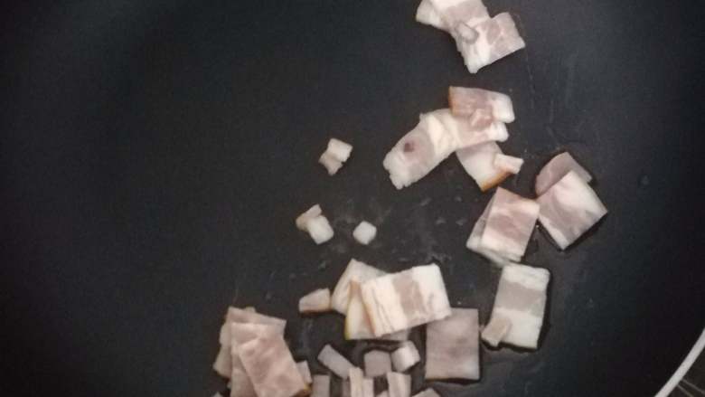 简易版白酱意面,锅内倒入一点油润锅,放入培根