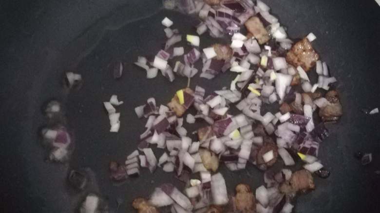 简易版白酱意面,然后放入洋葱丁,煸炒至洋葱变得透明即可