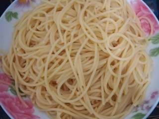 黑椒牛柳意面,煮好后的意面用筛网捞出,尽量滤除水分,放一旁备用