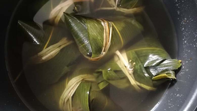 咸蛋猪肉粽,高压锅加入适量水,煮熟,时间大概20-30分钟即可。如果是普通蒸锅的话大概要40分钟到1小时