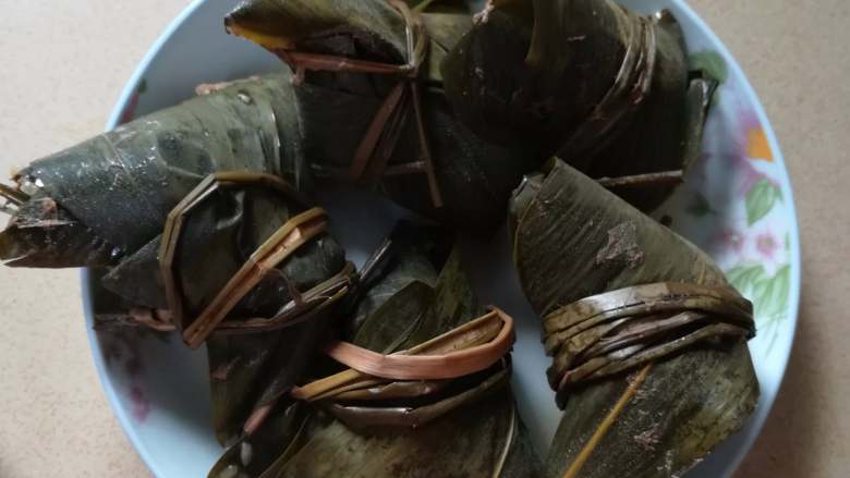 咸蛋猪肉粽,煮熟后尽快拿出来,以免进水湿掉