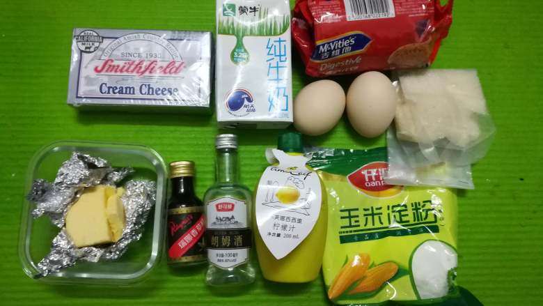 重芝士蛋糕,首图依然为材料全家福,所用的材料不多