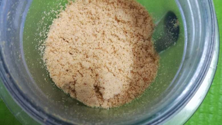 重芝士蛋糕,消化饼干用料理机打成粉,也可以装入厚一点的袋子碾压成粉