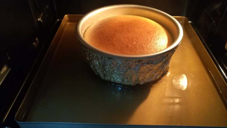 重芝士蛋糕,烤制50-60分钟,表面上色即可。然后继续放在烤箱内至冷却,冰箱冷藏过,口感会更好