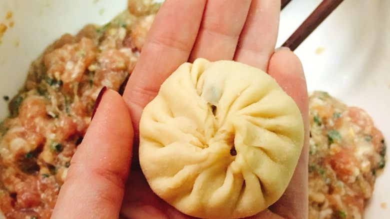 葱香肉肉水煎包 一口一个大满足,收口后如图。
(肉肉够饱满的,看起来就圆鼓鼓的了~
可爱~~)