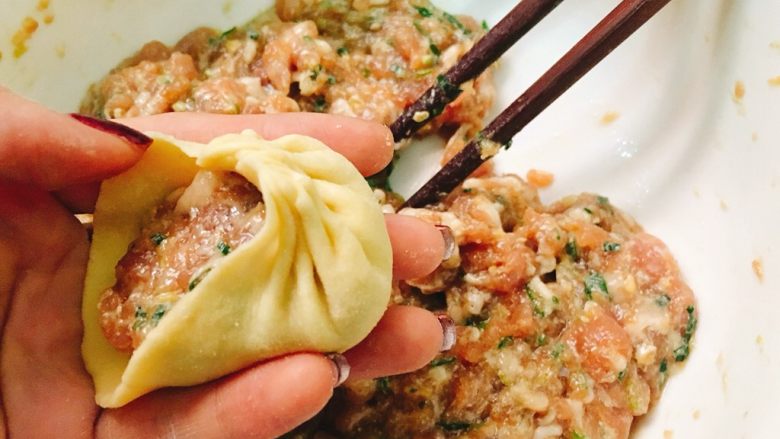 葱香肉肉水煎包 一口一个大满足,捏一个个小褶子,顺着一个方向包。