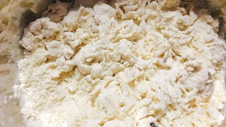 葱香肉肉水煎包 一口一个大满足,将面粉搅拌撑絮状,
(如图絮状就不要再加水了哦~)