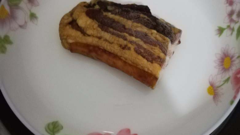 菜花炒腊肉,腊肉先中大火蒸10-20分钟,时间根据腊肉大小调整