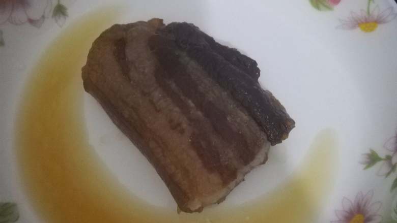 菜花炒腊肉,腊肉蒸熟后,体积会稍微变大,出现少量油水