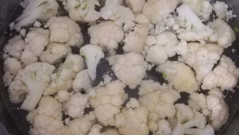 菜花炒腊肉,烧一锅开水,加入少许油和盐,放入菜花大火煮2分钟