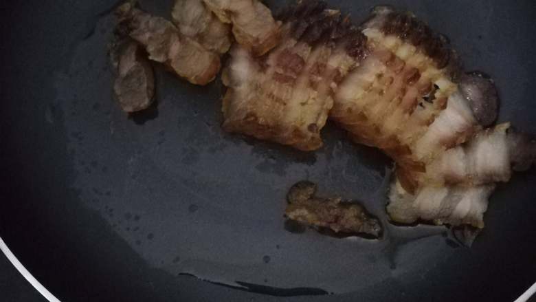 菜花炒腊肉,另取一锅倒少许油,放入腊肉片