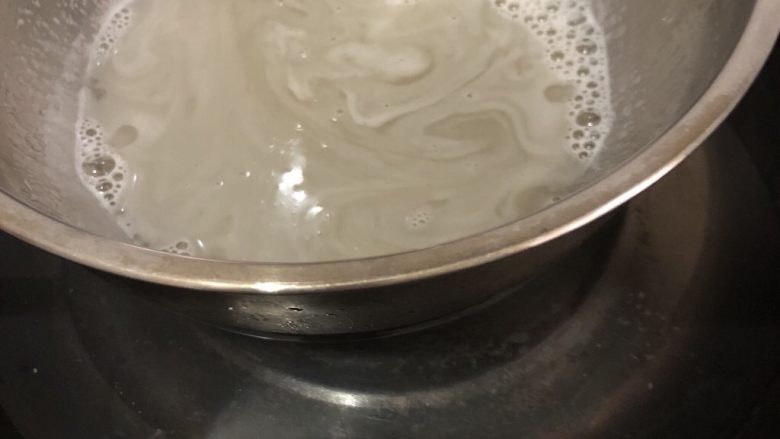 海洋慕斯蛋糕,分别隔水加热搅拌到吉利丁粉完全融化,然后拿出来