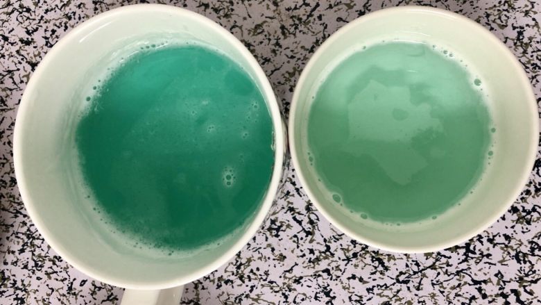 海洋慕斯蛋糕,100ml的雪碧里面加入200ml鸡尾酒,50ml的雪碧里面加入50ml的鸡尾酒,分别搅拌均匀,室温放凉后,放入冰箱冷藏8个小时