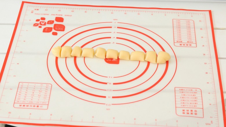 自制“旺仔”小馒头,取一小团搓成长条，切成均匀的大小