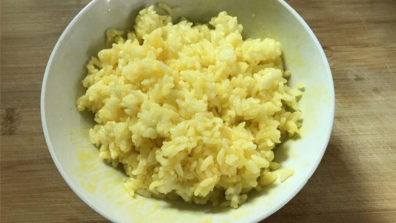 腊肠蛋炒饭,搅拌均匀即可,要让米粒米都裹上蛋液。