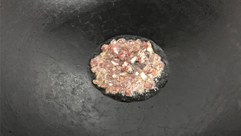 腊肠蛋炒饭,锅中倒入适量油,油热后先把腊肠放入煸炒出香味。