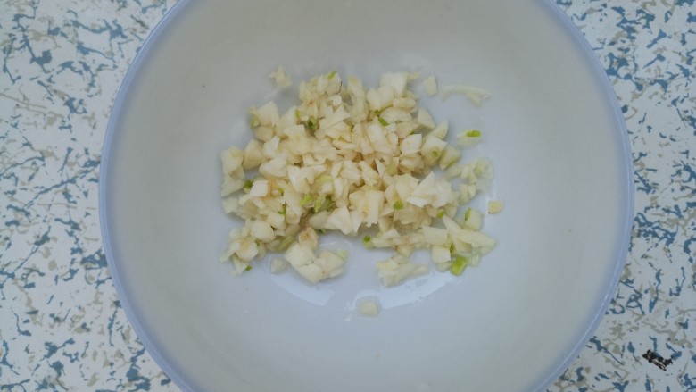 凉拌蒜蓉豇豆,蒜切盛蒜蓉