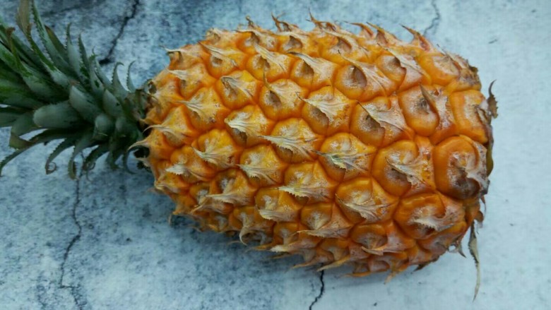 自制菠萝罐头,<a style='color:red;display:inline-block;' href='/shicai/ 597'>菠萝</a>这次我只用了一个,家里人多,吃起来快的可以做2个
